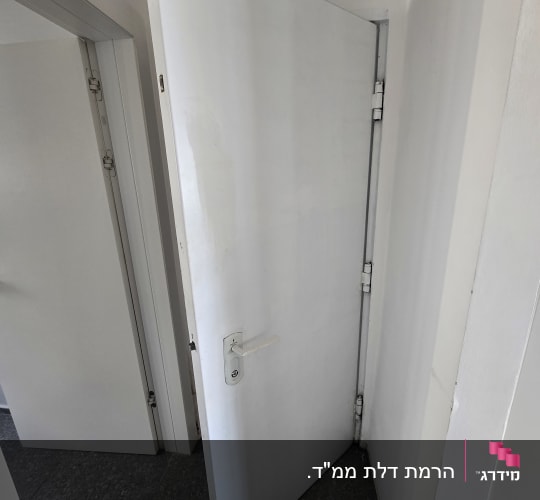 דלת פתוחה עם מנעול